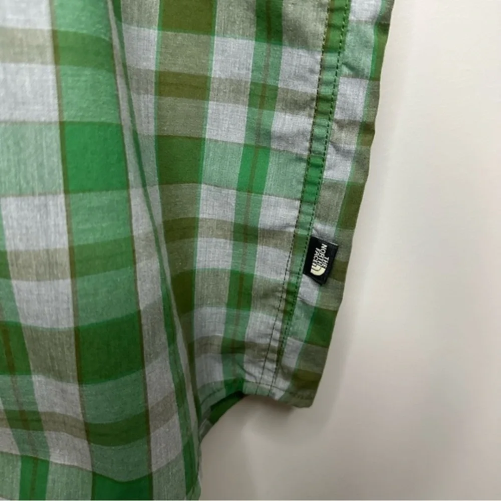 Men’s The North Face Size‎ Small Green Short Sleeve Plaid Button Shirt